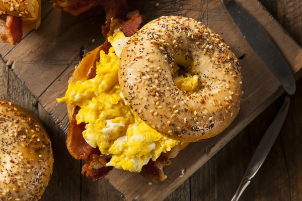 Sándwich de desayuno abundante en un Bagel — Foto de Stock