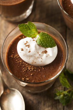 Ev yapımı koyu çikolata Mousse