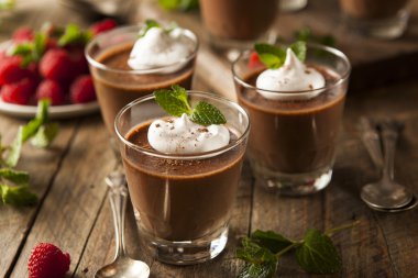 Ev yapımı koyu çikolata Mousse