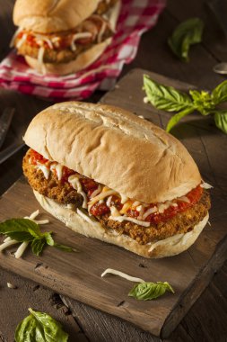 Doyurucu ev yapımı tavuk Parmesan sandviç