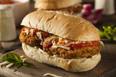 Doyurucu ev yapımı tavuk Parmesan sandviç