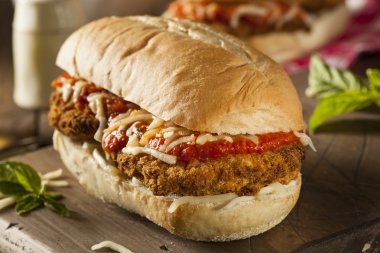 Doyurucu ev yapımı tavuk Parmesan sandviç