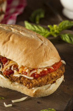 Doyurucu ev yapımı tavuk Parmesan sandviç
