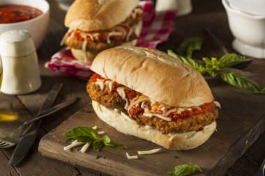Doyurucu ev yapımı tavuk Parmesan sandviç