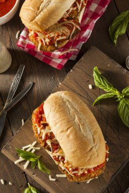 Doyurucu ev yapımı tavuk Parmesan sandviç