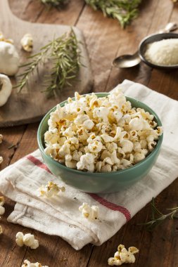 Ev yapımı biberiye bitki ve peynirli patlamış mısır