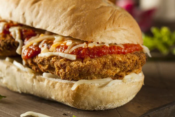 Sándwich casero abundante de parmesano de pollo —  Fotos de Stock
