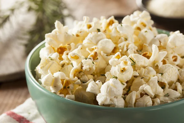 Palomitas caseras de romero con hierbas y queso — Foto de Stock