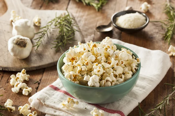 Zelfgemaakte Rosemary kruid en kaas Popcorn — Stockfoto