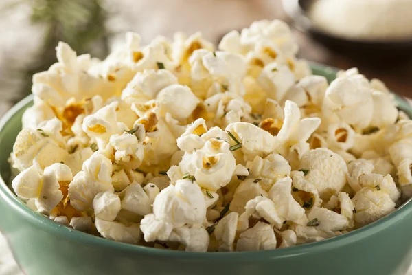 Zelfgemaakte Rosemary kruid en kaas Popcorn — Stockfoto