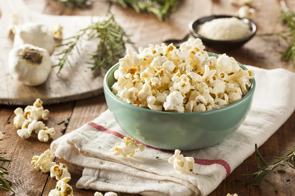 Zelfgemaakte Rosemary kruid en kaas Popcorn — Stockfoto