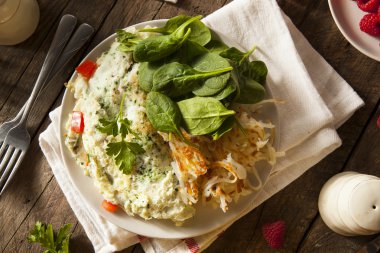 Sağlıklı ıspanak beyaz yumurta omlet