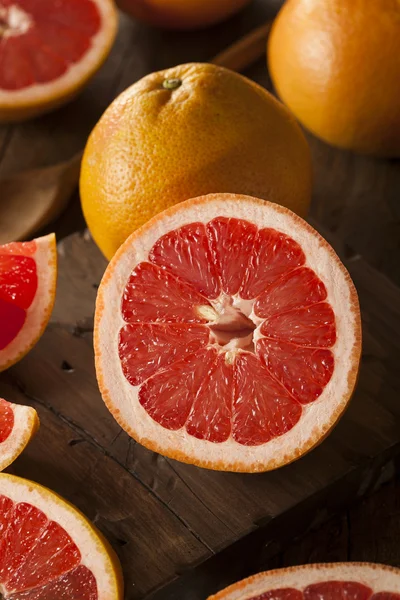 Здоровый органический красный грейпфрут — стоковое фото
