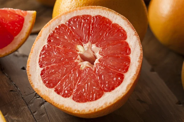 Gezonde biologische rode Ruby Grapefruit — Stockfoto