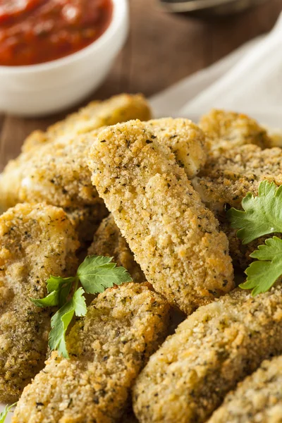 Hausgemachte kitschige Mozzarella-Sticks — Stockfoto