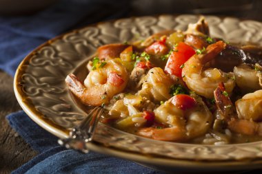 Ev yapımı karides ve sosis Cajun bamya