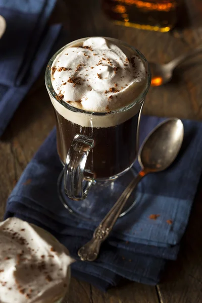 Hausgemachter irischer Kaffee mit Whiskey — Stockfoto