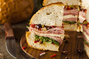 Cajun Muffaletta sandviç et ve peynir ile