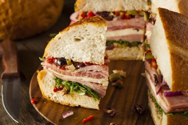 Cajun Muffaletta sandviç et ve peynir ile