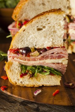 Cajun Muffaletta sandviç et ve peynir ile