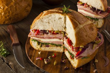 Cajun Muffaletta sandviç et ve peynir ile