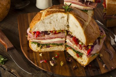Cajun Muffaletta sandviç et ve peynir ile