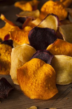 Sağlıklı ev yapımı sebze cips