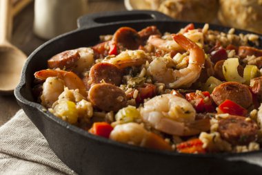 Baharatlı ev yapımı Cajun Jambalaya