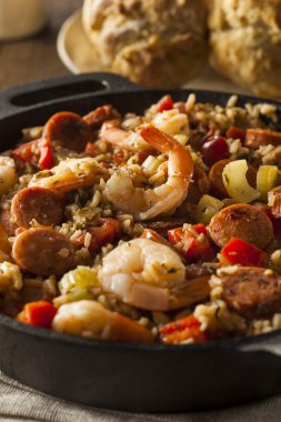 Baharatlı ev yapımı Cajun Jambalaya