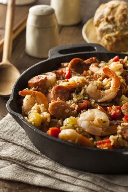 Baharatlı ev yapımı Cajun Jambalaya
