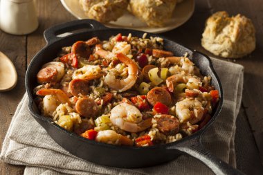 Baharatlı ev yapımı Cajun Jambalaya