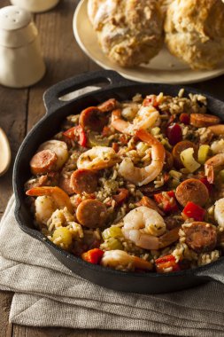 Baharatlı ev yapımı Cajun Jambalaya