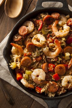 Baharatlı ev yapımı Cajun Jambalaya