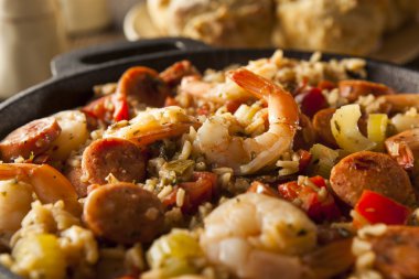 Baharatlı ev yapımı Cajun Jambalaya