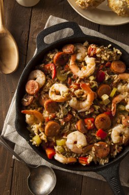 Baharatlı ev yapımı Cajun Jambalaya