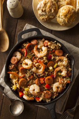 Baharatlı ev yapımı Cajun Jambalaya