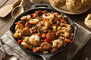 Baharatlı ev yapımı Cajun Jambalaya