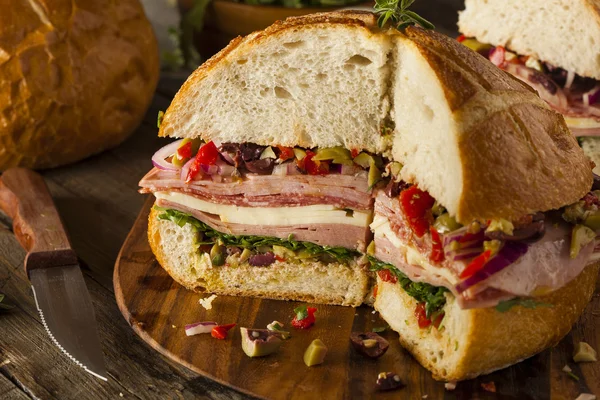 Sandwich de Cajún Muffaletta con Carne y Queso —  Fotos de Stock
