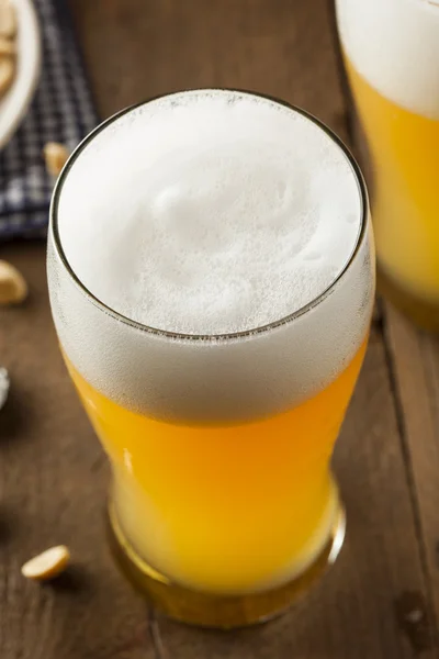 Resfreshing Golden világos sör — Stock Fotó