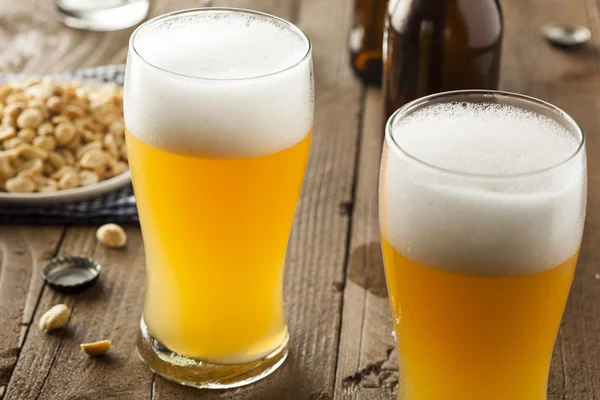 Освежающее пиво Golden Lager — стоковое фото