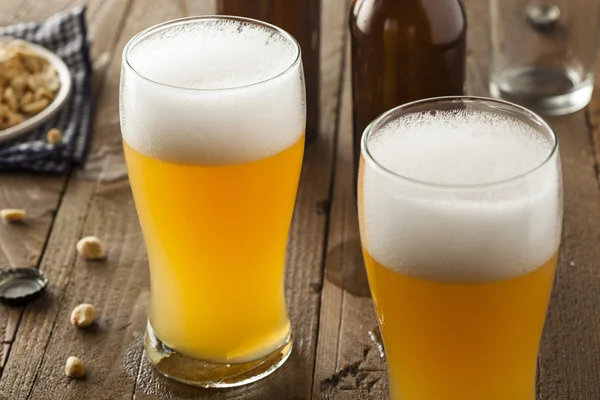 Resfreshing gyllene Lager öl — Stockfoto