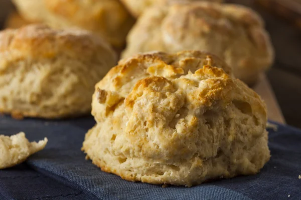 Biscuits au babeurre écailleux faits maison — Photo