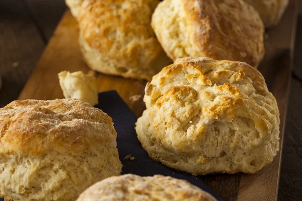 Biscuits au babeurre écailleux faits maison — Photo