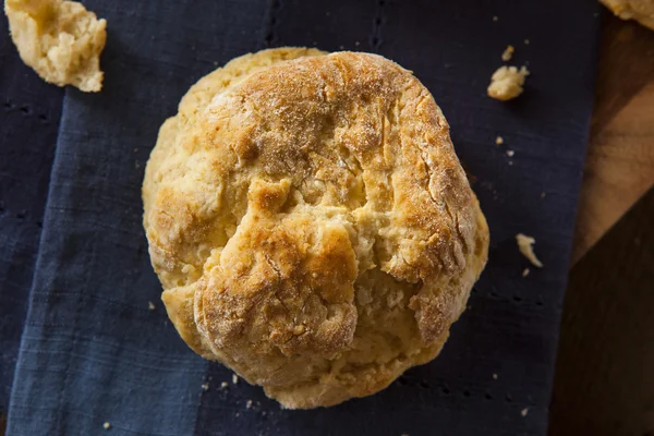 Ev yapımı Flakey Buttermilk bisküvi — Stok fotoğraf