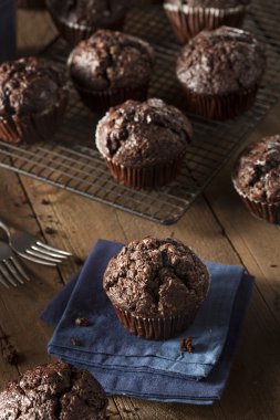 Ev yapımı koyu çikolata Muffins