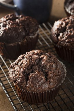 Ev yapımı koyu çikolata Muffins