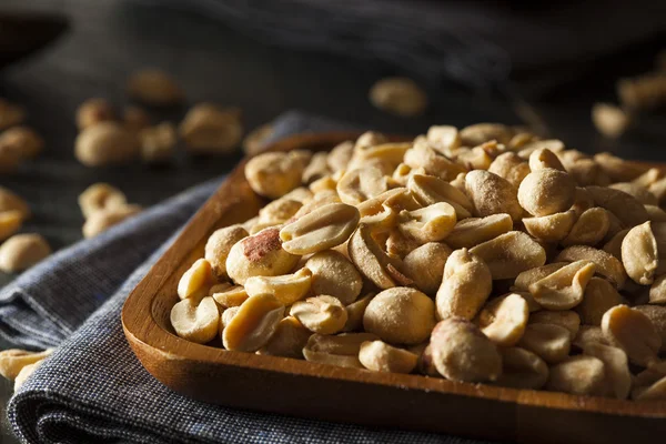 Органічні смажені солоні арахіси — стокове фото