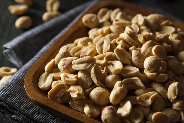 Органічні смажені солоні арахіси — стокове фото
