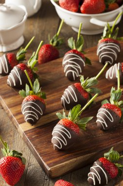 Ev yapımı çikolata batırılmış çilek