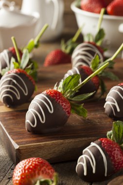 Ev yapımı çikolata batırılmış çilek